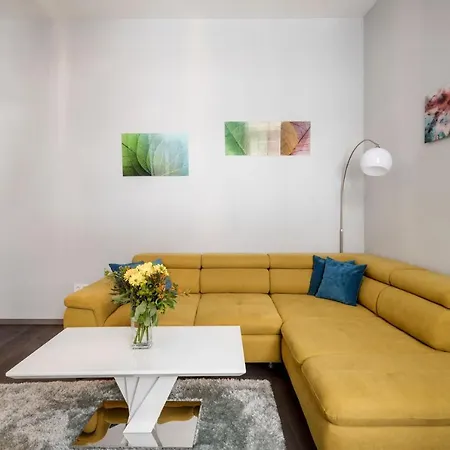 Downtown Luxury Jacuzzi Apartment